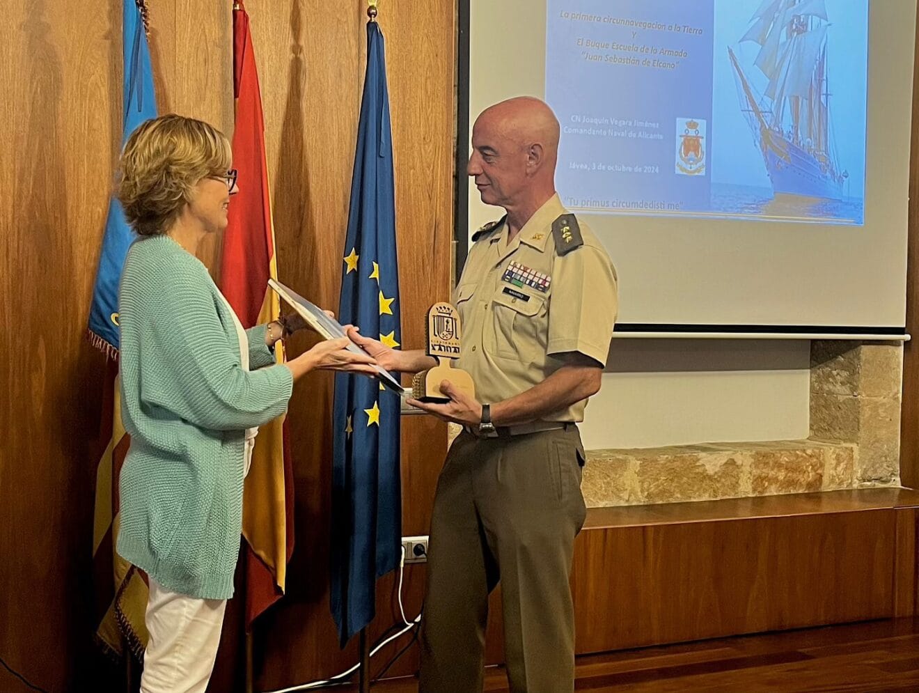 Rosa Cardona entrega detalle al Comandante Naval de Alicante