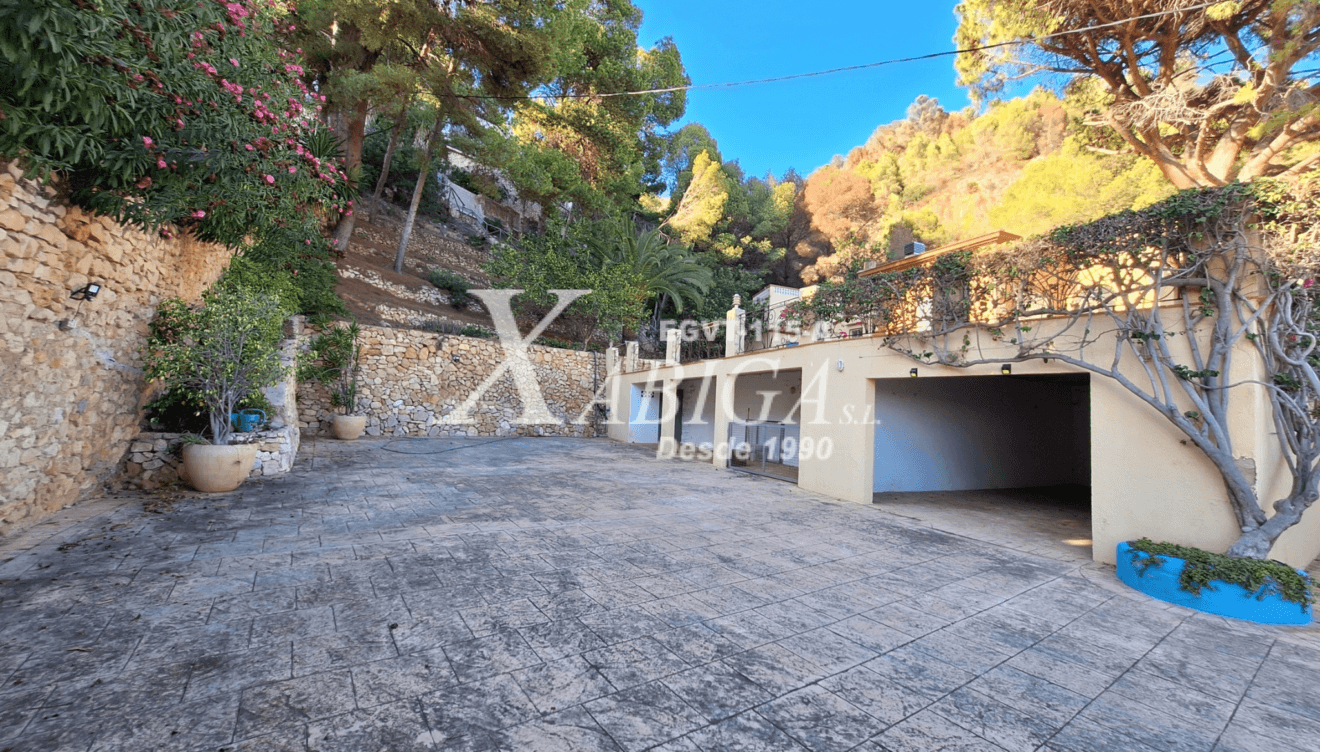 Este chalet no solo ofrece lujo y comodidad, también cuenta con un amplio garaje y parking para hasta 8 coches