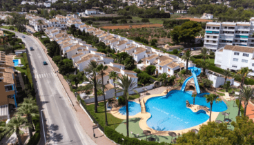 Exteriores impecables en una urbanización exclusiva cerca del mar