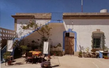 Fachada de la casa del farero desde el patio interior en el edificio del Faro de la Nao | Foto Manuel Carreres Fondo CDR 2014-Libro luces y faros del Mediterráneo