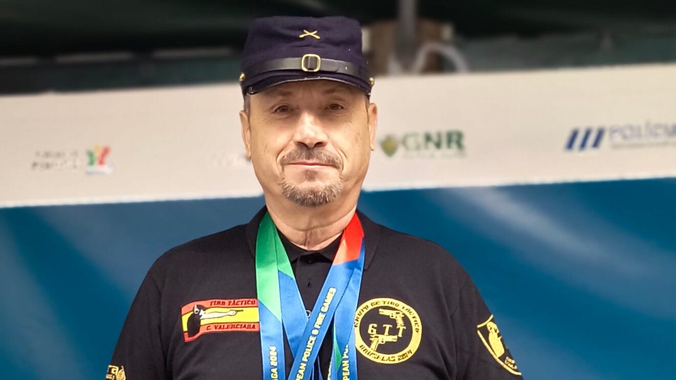 Fernando Escolano con las medallas de los X Juegos Europeos para Policías y Bomberos