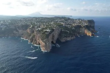 Entorno del Cabo de la Nao con montgó de fondo