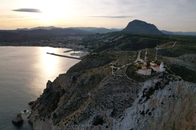 Imagen: El Cabo de San Antonio, el faro y la bahía de Xàbia