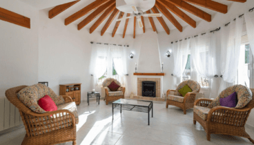 Großes Wohnzimmer mit zentralem Kamin