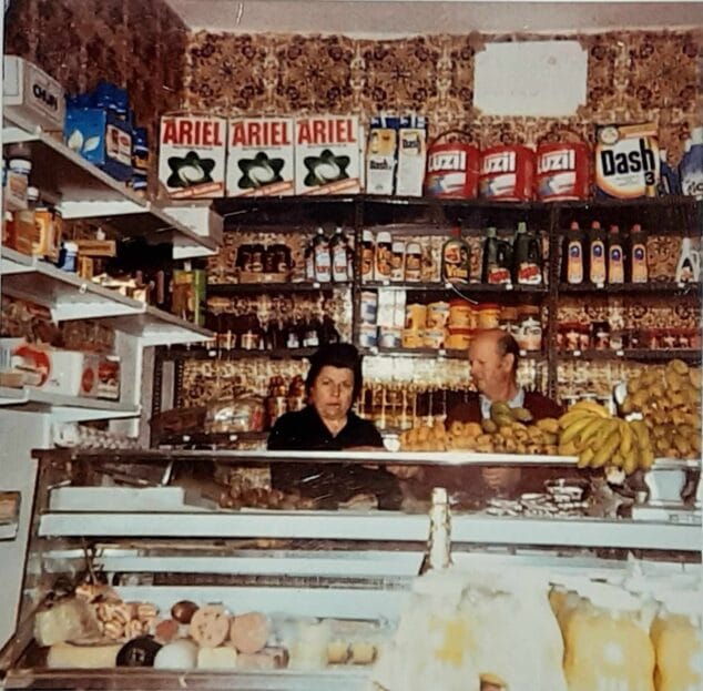 Imagen: Teresa Catalá Pedret y Cristóbal Cholbi Cruañes regentando “Ultramarinos Cholbi” más conocido como “Ca Gepa”.  Años 80. (Archivo Francisco Cholbi Catalá)