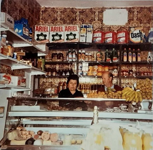 Imagen: Teresa Catalá Pedret y Cristóbal Cholbi Cruañes regentando “Ultramarinos Cholbi” más conocido como “Ca Gepa”. Años 80. (Archivo Francisco Cholbi Catalá)