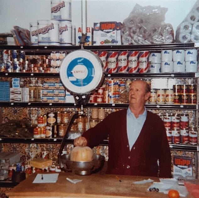 Imagen: Cholbi pesando una calabaza en la tradicional báscula. (Archivo Francisco Cholbi Catalá)