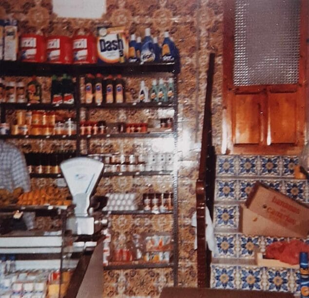 Imagen: Otra instantánea de la tienda con la mítica escalerita que hacía a su vez de estante. Años 80. (Archivo Francisco Cholbi Catalá).