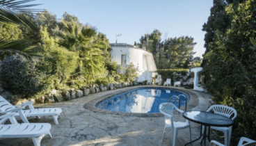 Jardín de estilo mediterráneo con diferentes niveles, perfectamente integrado con la arquitectura de la villa