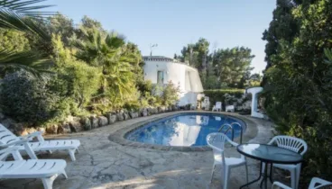 Jardín de estilo mediterráneo con diferentes niveles, perfectamente integrado con la arquitectura de la villa