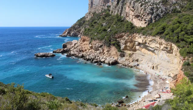 Imagen: La cala Llebeig desde la ruta de los acantilados