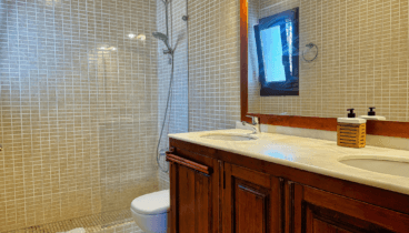 La madera natural le da un toque elegante a este chalet