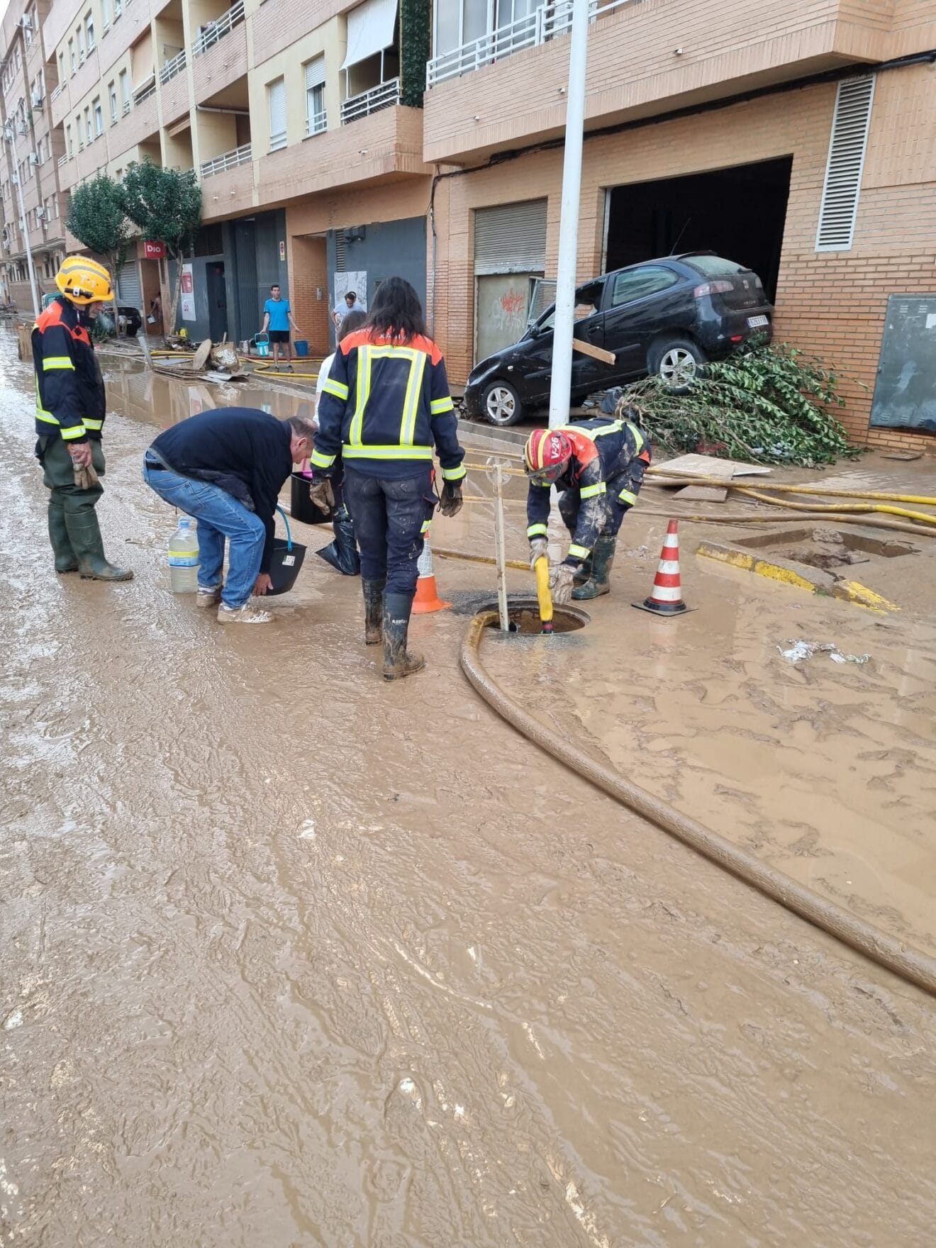 Efectivos de Xàbia ayudando en Catarroja