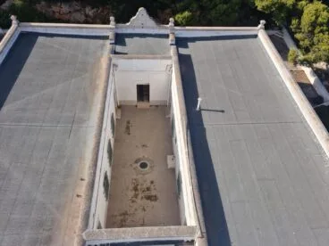 Patio central que alberga el aljibe en el Faro del Cabo la Nao