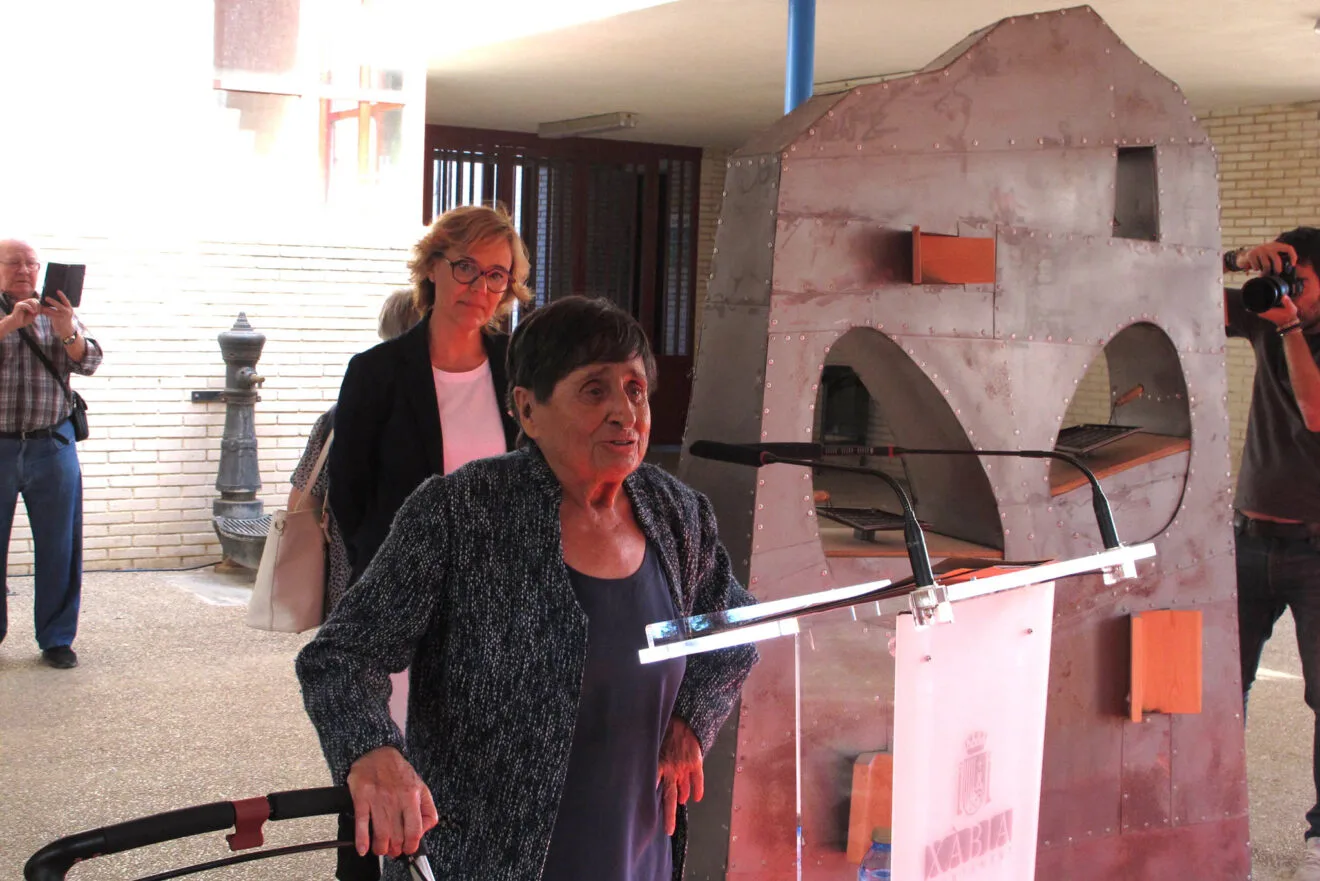 Pepa Llidó en la inauguración de la escultura en homenaje a su hermano Antonio Llidó