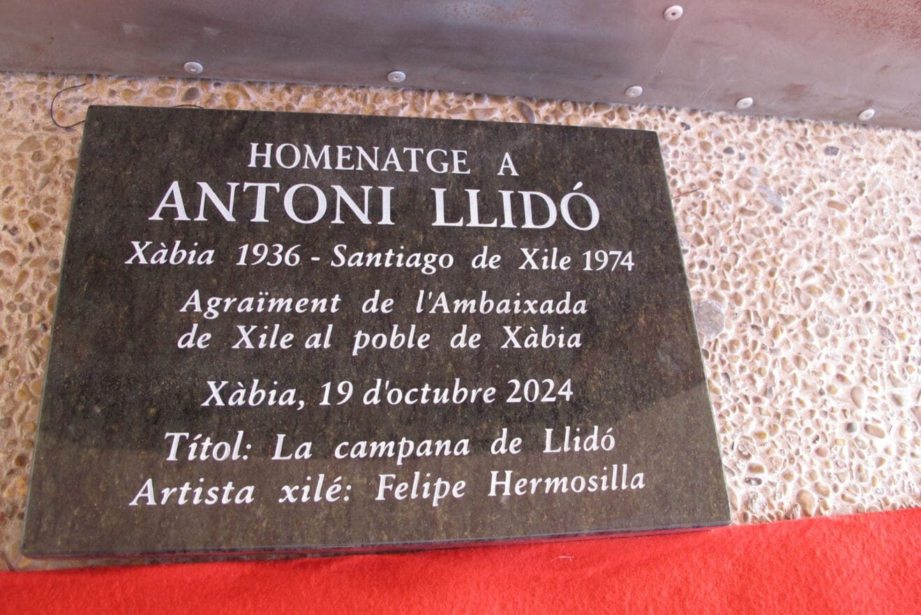 Placa de la escultura 'La Campana de Llidó' en Xàbia