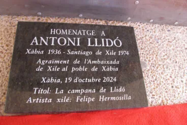 Placa de la escultura ‘La Campana de Llidó’ en Xàbia