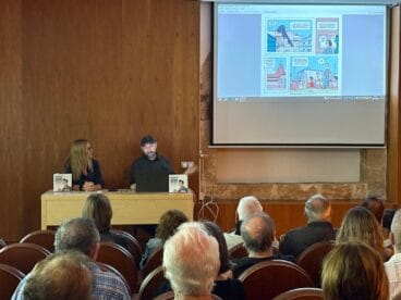 El autor muestra y explica las viñetas del cómic a Antoni Llidó