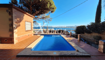 Relájate en tu propia piscina disfrutando de las vistas inigualables del Mediterráneo desde la terraza de este exclusivo chalet
