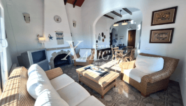 Salón amplio y luminoso en este chalet