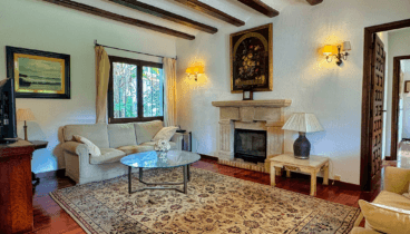 Salón con chimenea como protagonista