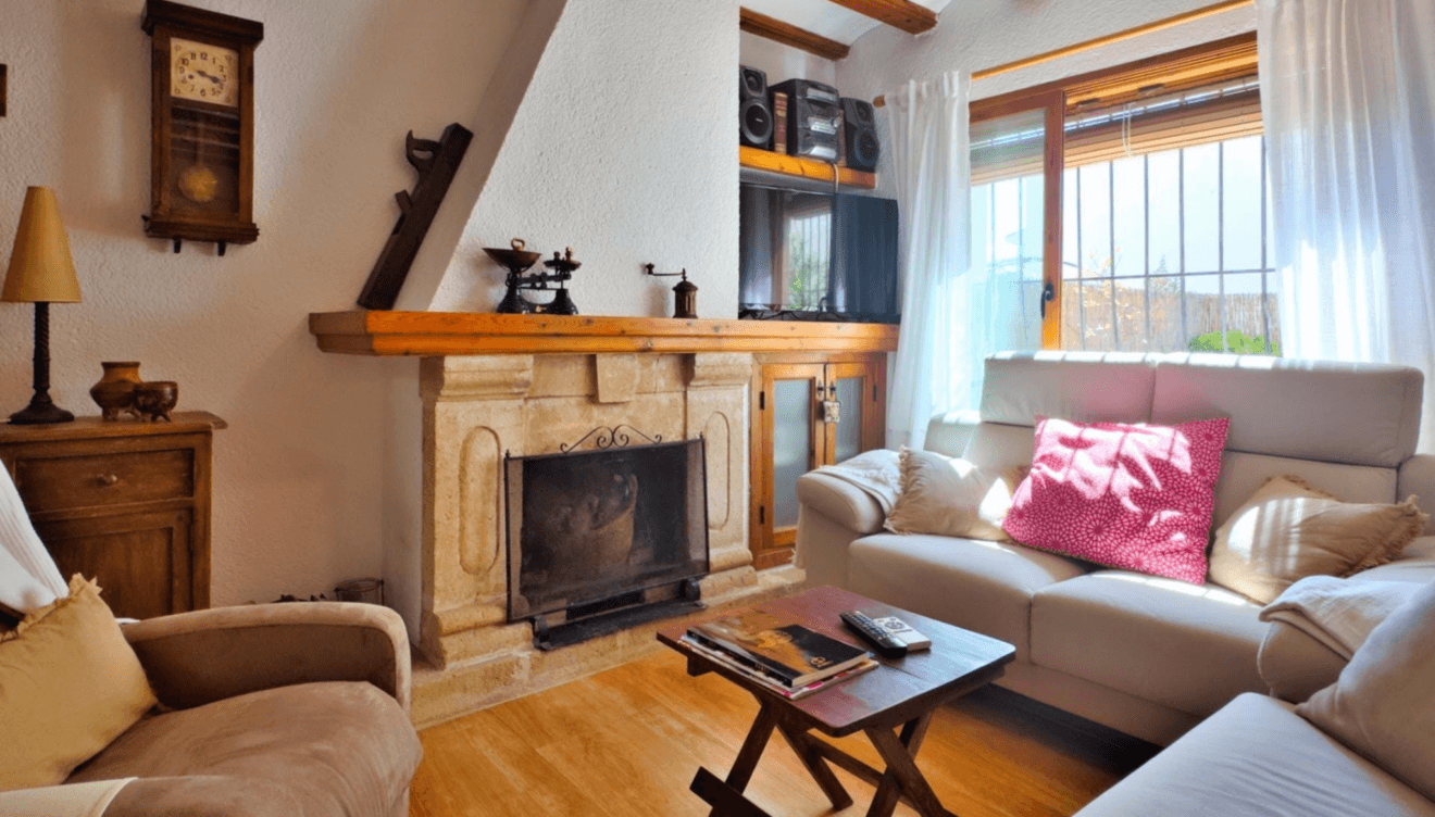 Su chimenea preside el salón - comedor