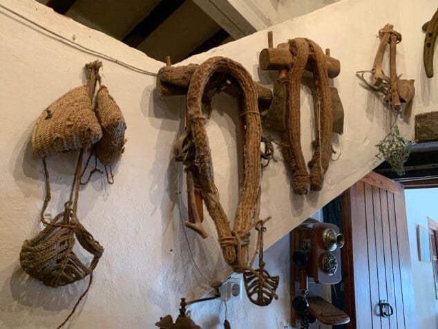 Imagen: Ulleres de batre y collares de esparto para los caballos