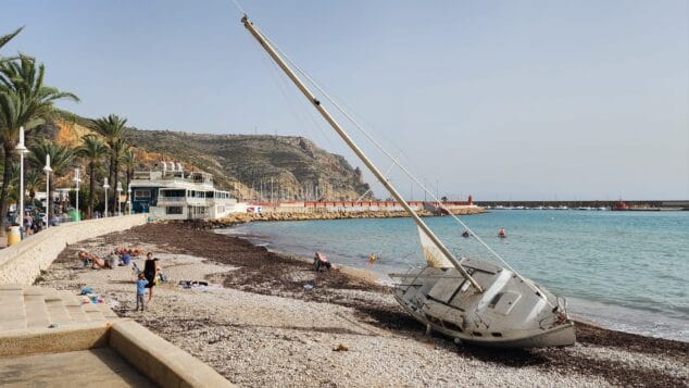 Imagen: Velero encallado en la playa de la Grava de Xàbia Foto Xàbia Meravellosa