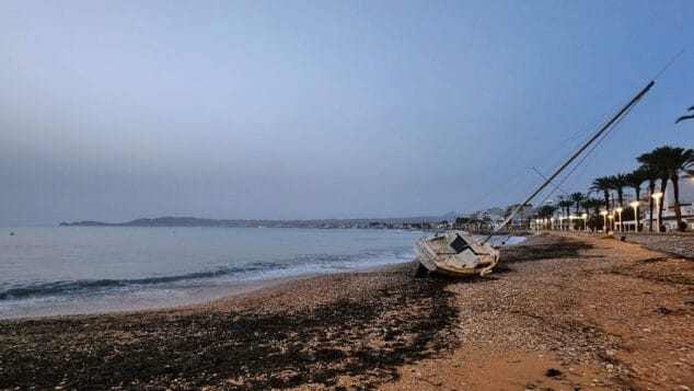 Imagen: Velero encallado en la playa de la Grava por el temporal Foto Xàbia Meravellosa