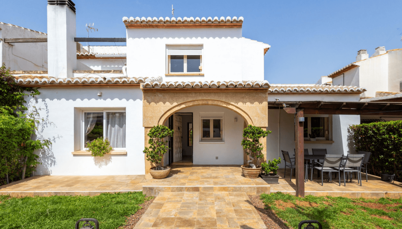 Vive en un entorno exclusivo, rodeado de jardines y con todas las comodidades a tu alcance