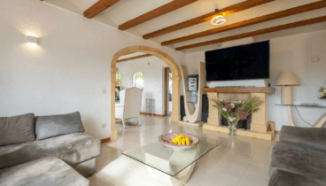 Großes Wohnzimmer mit Kamin und Holzofen als Protagonist