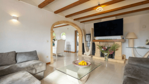 Imagen: Amplio salón con chimenea de estufa de leña como protagonista