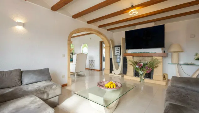 Imagen: Amplio salón con chimenea de estufa de leña como protagonista