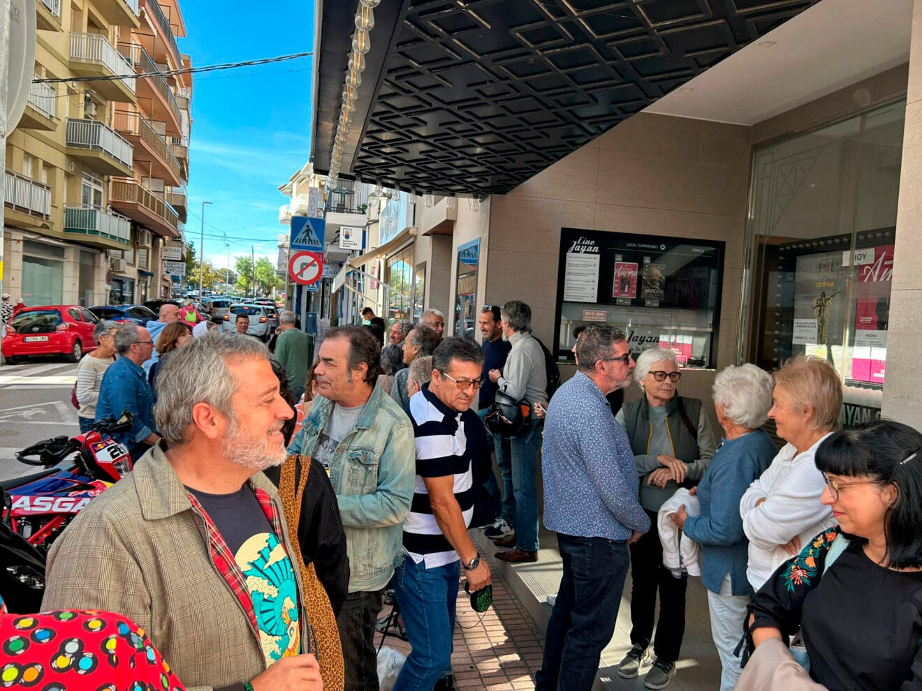 Asistentes al evento de Ojos Rojos en el cine Jayan de Xàbia