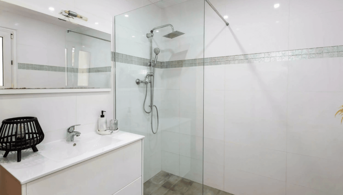 En-suite Badezimmer mit praktischem Design und großer Dusche