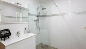 En-suite Badezimmer mit praktischem Design und großer Dusche