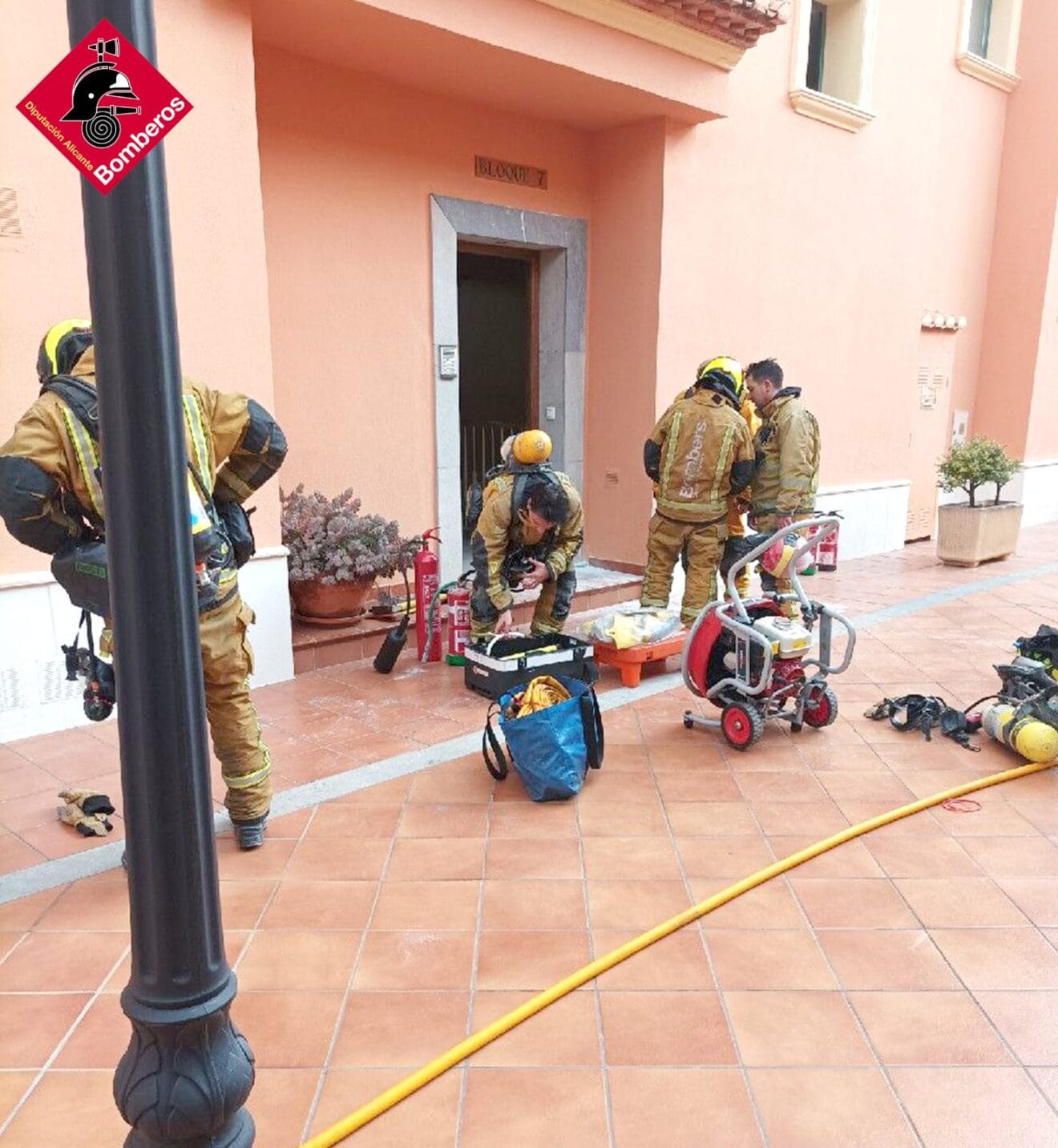 Feuerwehrleute im Einsatz beim Brand eines Hauses in Xàbia