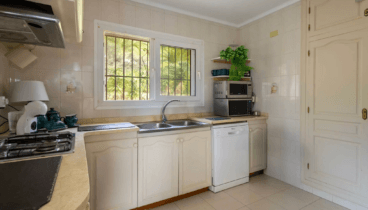 Küche in einem großen und vielfältigen Raum