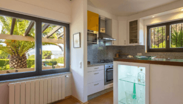 Praktische Inselküche, perfekt zum Kochen Ihrer Lieblingsgerichte