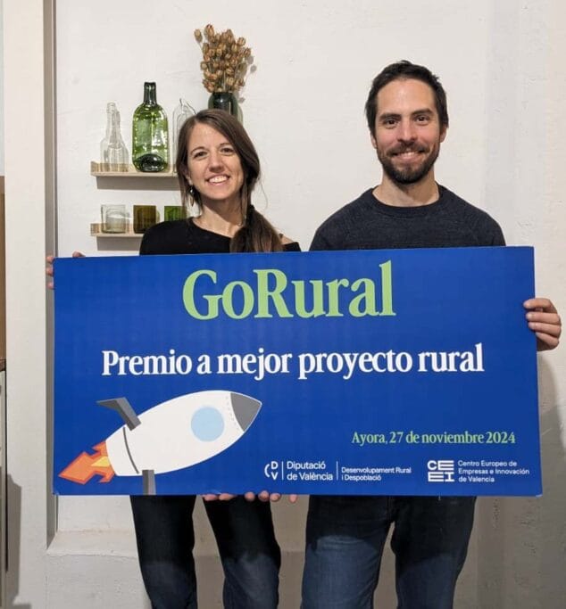 Imagen: David y María con el Premio de GoRural