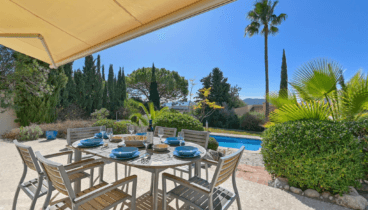 Genießen Sie die Außenterrassen mit Grill und atemberaubendem Blick auf die mediterrane Umgebung