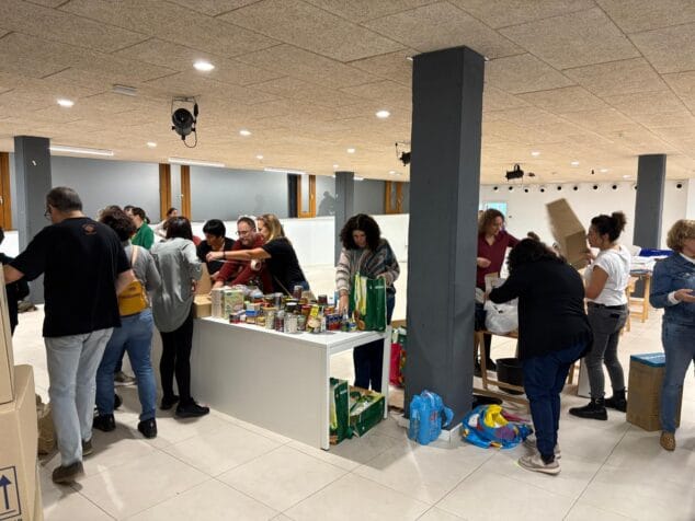 Imagen: Vecinos de Xàbia aportan productos para los vecinos de Catarroja
