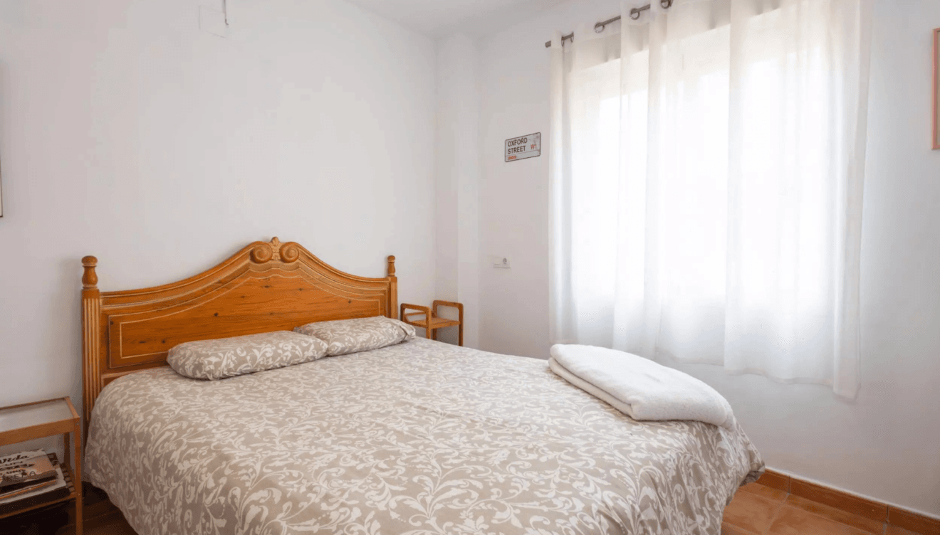 Descansa en un dormitorio luminoso como este