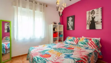 Geräumiges Schlafzimmer mit Tageslicht