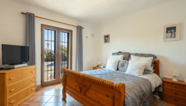 Hauptschlafzimmer mit toller Aussicht und Zugang zur Terrasse