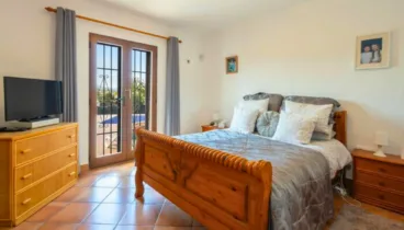 Doppelzimmer mit Einbauschränken und Klimaanlage – garantierter Komfort