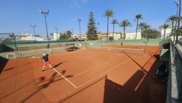 Der Jávea Tennis Club verfügt über verschiedene Tennisplätze, auf denen Sie in Gesellschaft Spaß haben können