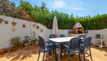 Diese Villa in Jávea von Vicens Ash Properties verfügt über eine Außenterrasse, auf der Sie Ihre Mahlzeiten unter der mediterranen Sonne genießen können