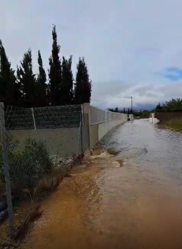 Imagen: Estado del cami vell de Gata tras desbordarse el barranco