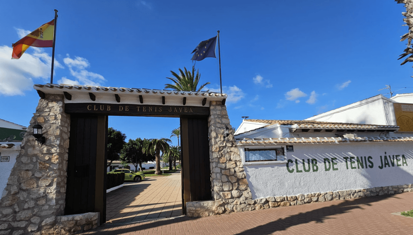 Fachada del Club de Tenis Jávea